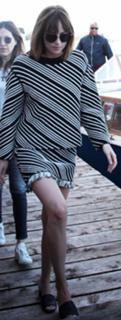 Dakota Johnson feet photo thumbnail