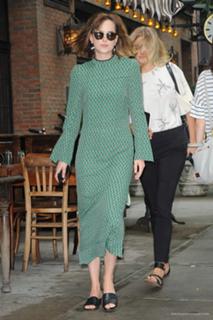 Dakota Johnson feet photo thumbnail