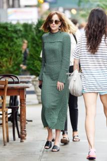 Dakota Johnson feet photo thumbnail