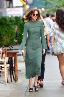 Dakota Johnson feet photo thumbnail