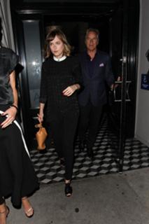 Dakota Johnson feet photo thumbnail