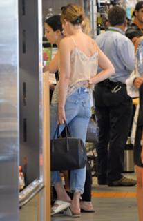 Dakota Johnson feet photo thumbnail