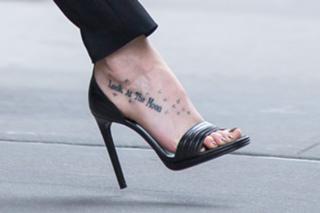 Dakota Johnson feet photo thumbnail