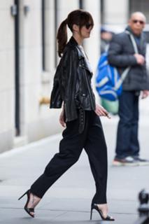 Dakota Johnson feet photo thumbnail