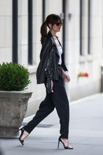 Dakota Johnson feet photo thumbnail