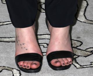 Dakota Johnson feet photo thumbnail