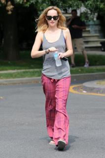 Dakota Johnson feet photo thumbnail