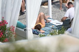 Dakota Johnson feet photo thumbnail