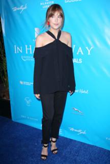 Dakota Johnson feet photo thumbnail