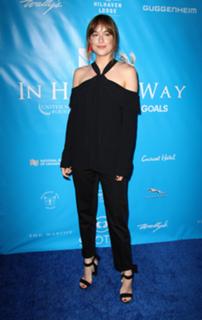 Dakota Johnson feet photo thumbnail