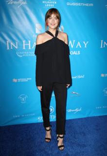 Dakota Johnson feet photo thumbnail