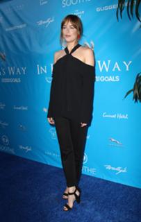 Dakota Johnson feet photo thumbnail
