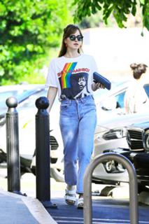 Dakota Johnson feet photo thumbnail