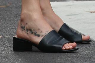 Dakota Johnson feet photo thumbnail