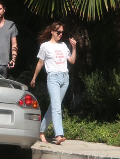 Dakota Johnson feet photo thumbnail