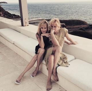 Dakota Johnson feet photo thumbnail