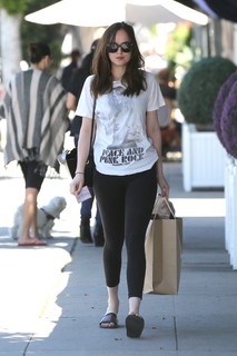 Dakota Johnson feet photo thumbnail