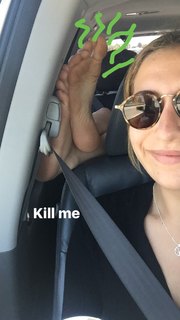 Dakota Johnson feet photo thumbnail