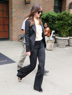 Dakota Johnson feet photo thumbnail