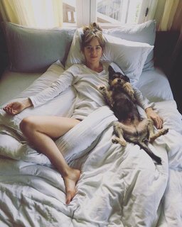 Dakota Johnson feet photo thumbnail