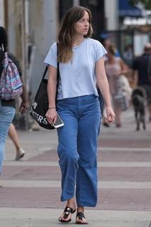 Dakota Johnson feet photo thumbnail