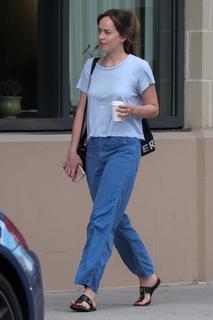 Dakota Johnson feet photo thumbnail