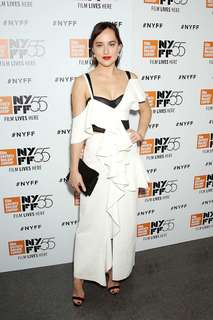 Dakota Johnson feet photo thumbnail