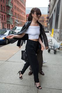 Dakota Johnson feet photo thumbnail