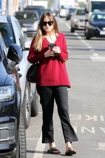 Dakota Johnson feet photo thumbnail