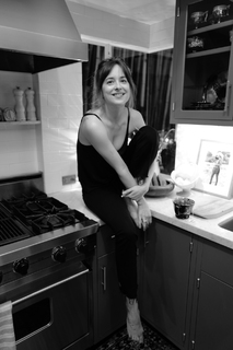 Dakota Johnson feet photo thumbnail