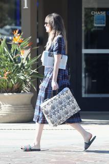 Dakota Johnson feet photo thumbnail