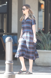 Dakota Johnson feet photo thumbnail