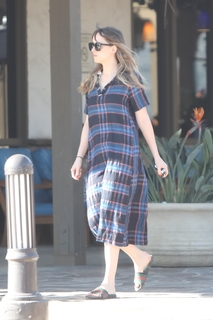 Dakota Johnson feet photo thumbnail