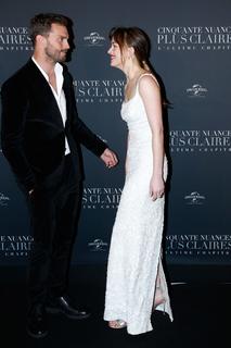 Dakota Johnson feet photo thumbnail