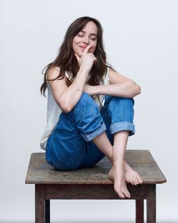 Dakota Johnson feet photo thumbnail