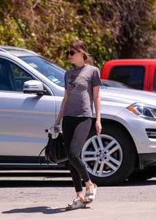 Dakota Johnson feet photo thumbnail