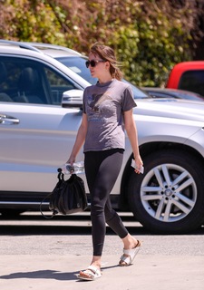 Dakota Johnson feet photo thumbnail