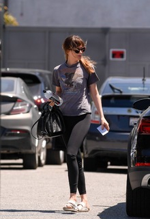 Dakota Johnson feet photo thumbnail