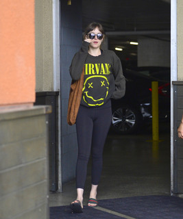 Dakota Johnson feet photo thumbnail