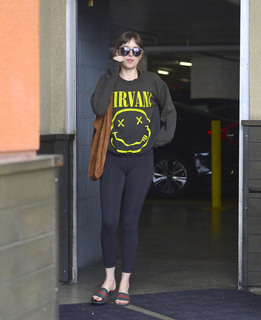 Dakota Johnson feet photo thumbnail