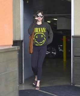 Dakota Johnson feet photo thumbnail
