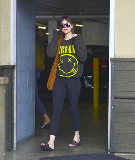 Dakota Johnson feet photo thumbnail