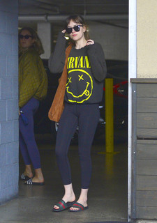 Dakota Johnson feet photo thumbnail