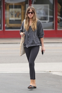 Dakota Johnson feet photo thumbnail