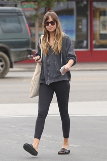 Dakota Johnson feet photo thumbnail