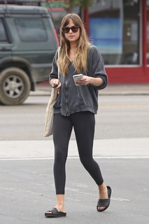 Dakota Johnson feet photo thumbnail