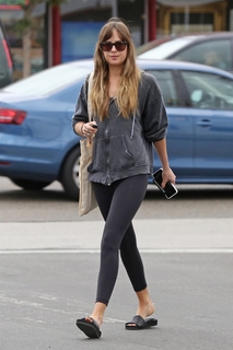 Dakota Johnson feet photo thumbnail