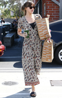 Dakota Johnson feet photo thumbnail