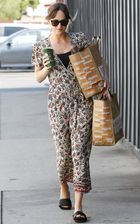 Dakota Johnson feet photo thumbnail