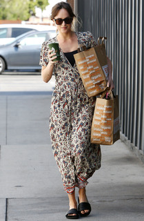 Dakota Johnson feet photo thumbnail